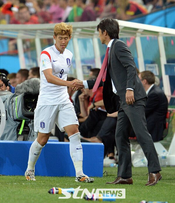 브라질 상파울루의 아레나 지 상파울루 스타디움에서 열린 2014브라질월드컵 한국 축구국가대표팀과 벨기에 축구국가대표팀의 H조 3차전 경기에서 한국 손흥민이 후반 교체되며 홍명보 감독의 위로를 받고 있다. 한국은 H조 조별리그 3경기에서 1무2패, 승점 1점으로 16강 진출에 실패했다. 사진┃뉴시스
