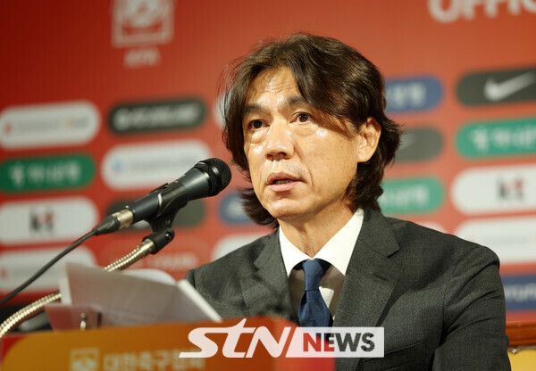 홍명보 축구 국가대표팀 감독이 28일 서울 종로구 축구회관에서 취임 기자회견을 하고 있다. 사진┃뉴시스