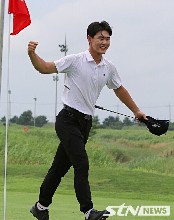 2024 스릭슨배 중·고등학생골프대회에서 연장 끝에 남자부 우승을 차지한 박승수(영동산과고3). 사진┃STN뉴스