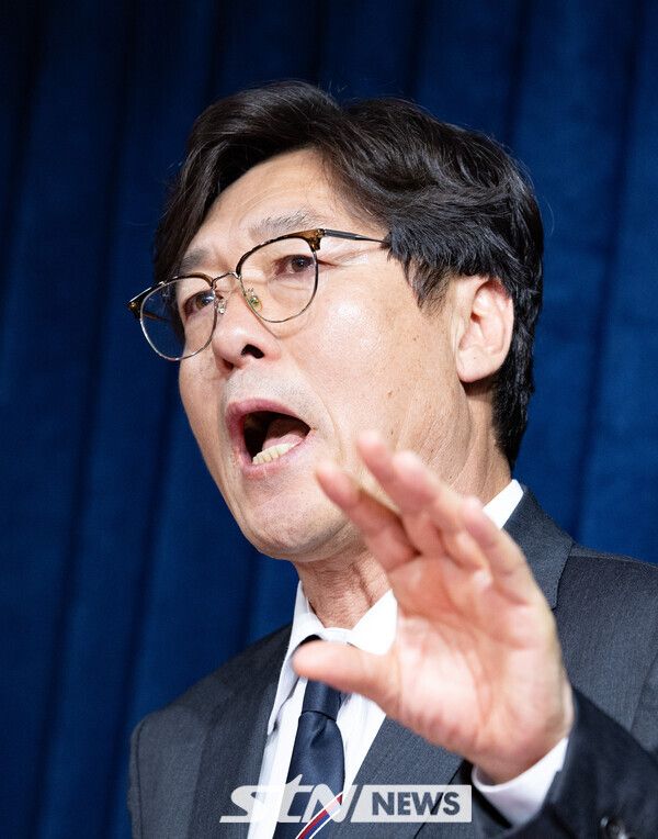 이임생 대한축구협회 기술본부 총괄이사가 8일 오전 서울 종로구 축구회관에서 열린 홍명보 축구국가대표팀 선임 관련 브리핑에서 취재진의 질문에 답변하고 있다. 사진┃뉴시스