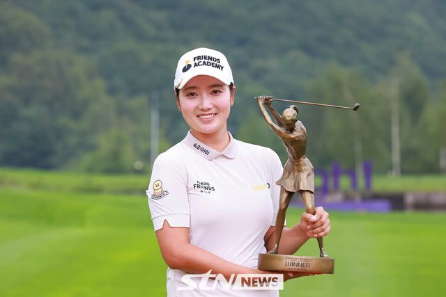 지난해 하이원리조트 여자오픈에서 2연패에 성공하며 우승을 차지한 한진선(27·카카오VX)이 우승 트로피를 들고 환하게 웃고 있다. 사진┃STNNEWS(DB)