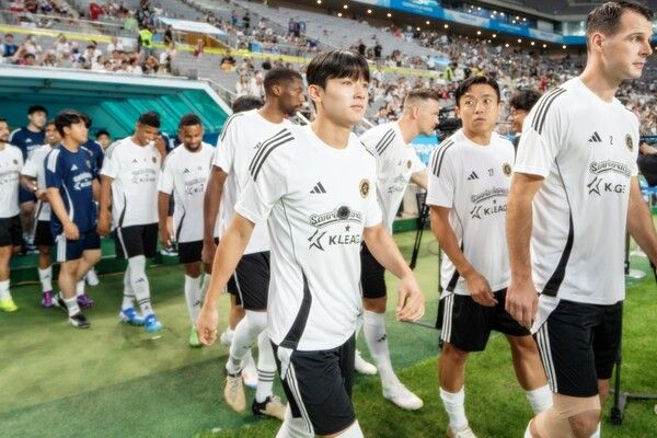 양민혁이 서울월드컵경기장에서 치러질 토트넘 홋스퍼와 팀 K리그의 쿠팡플레이 시리즈 1경기를 앞둔 하루 전 오픈 트레이닝을 위해 입장하는 중이다. 사진┃쿠팡플레이