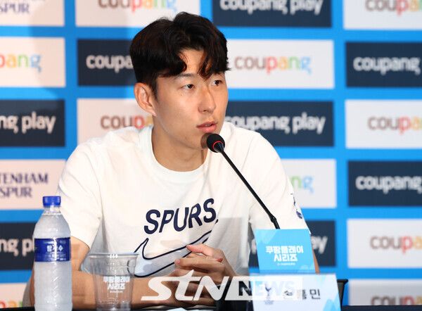 토트넘 홋스퍼 주장 손흥민이 30일 오후 서울 마포구 상암월드컵 경기장에서 열린 쿠팡플레이 시리즈 1차전 팀 K리그 대 토트넘 홋스퍼 경기를 앞두고 열린 프리 매치 기자회견에서 취재진 질문에 답하고 있다. 사진┃뉴시스