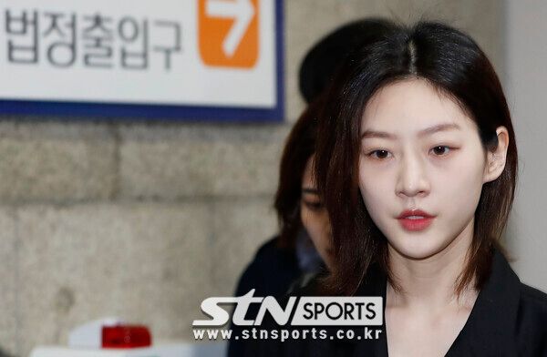 배우 김새론이 5일 서울 서초구 서울중앙지방법원에서 열린 음주운전 사고 1심에서 벌금 2000만 원을 선고받은 뒤 이동하고 있다. 사진┃뉴시스