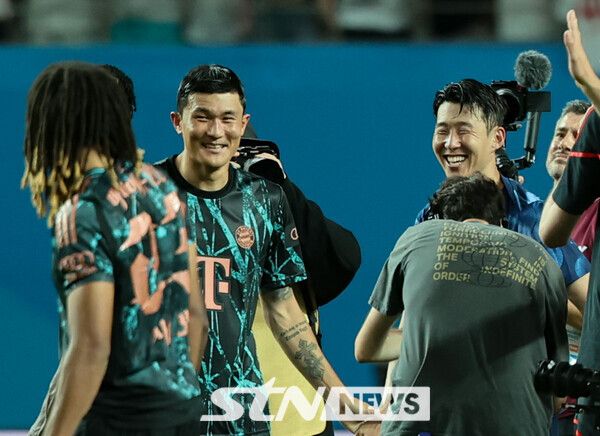 3일 서울 마포구 서울월드컵경기장에서 열린 쿠팡플레이 시리즈 2경기 토트넘 홋스퍼와 FC바이에른 뮌헨의 경기에서 FC바이에른 뮌헨이 토트넘 홋스퍼를 상대로 2-1로 승리를 거뒀다. 토트넘 홋스퍼 손흥민과 FC바이에른 뮌헨 김민재가 경기 종료 후 인사를 나누고 있다. 사진┃뉴시스