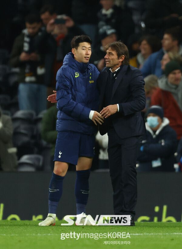 토트넘 홋스퍼의 손흥민과 안토니오 콘테 감독. 사진┃게티이미지코리아