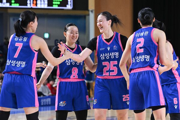 기뻐하는 삼성생명 선수들. 사진┃WKBL