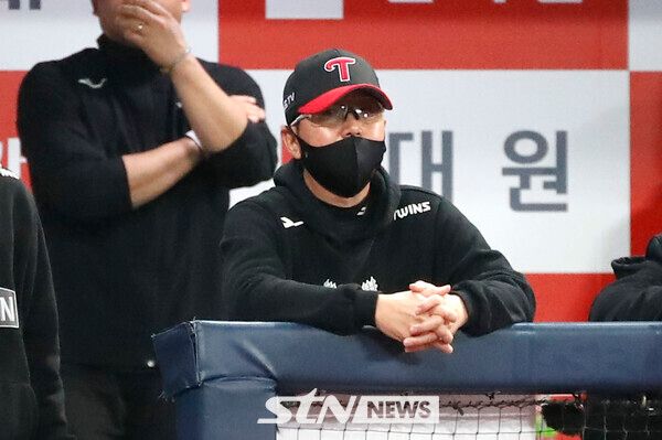 28일 오후 서울 구로구 고척스카이돔에서 열린 2022 KBO 포스트시즌 플레이오프 4차전 LG 트윈스외 키움 히어로즈의 경기에서 LG 류지현 감독이 경기를 바라보고 있다. 사진┃뉴시스