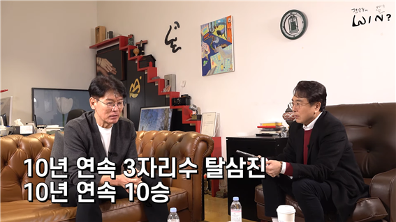 인터뷰를 갖는 이강철 감독. 사진┃김승우WIN