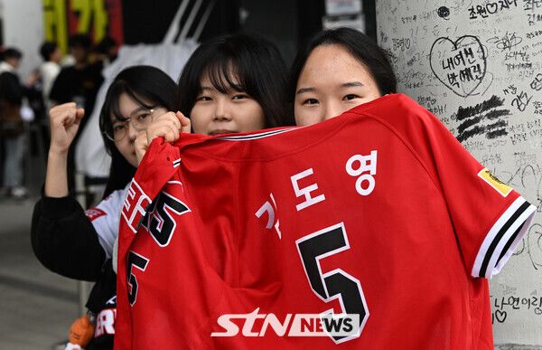 2024 신한 쏠뱅크 KBO 한국시리즈 1차전이 열리는 21일 오후 광주 북구 기아챔피언스필드에서 야구팬들이 입장을 기다리고 있다. 사진┃뉴시스