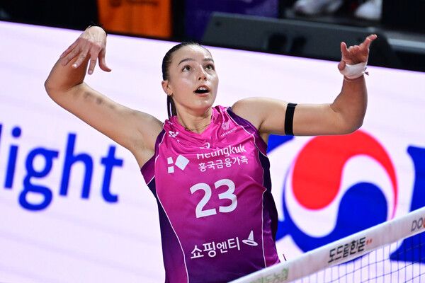 흥국생명의 마테이코가 25일 인천 삼산월드체육관에서 치러진 현대건설과의 도드람 2024-2025 V리그 4라운드 경기에서 공격을 시도하고 있다. 사진┃KOVO