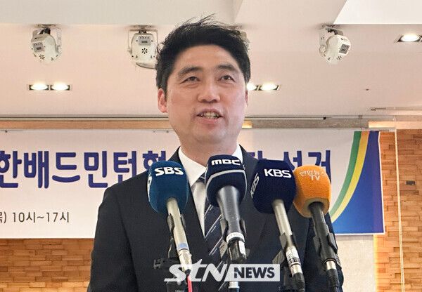 김동문 대한배드민턴협회장이 선거에서 당선된 후 소감을 말하고 있다. 사진┃뉴시스