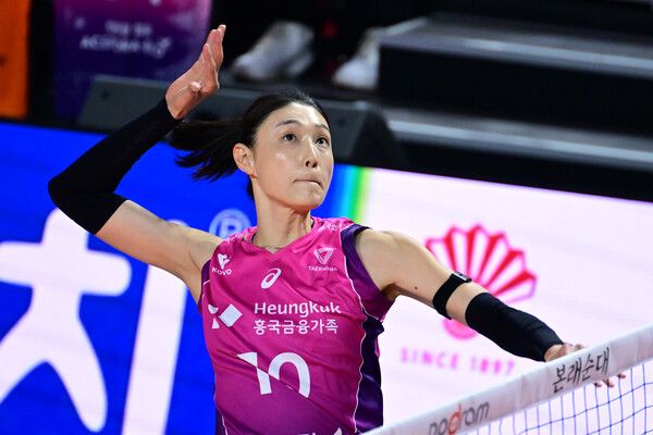 흥국생명의 김연경이 25일 인천 삼산월드체육관에서 치러진 현대건설과의 도드람 2024-2025 V리그 4라운드 경기에서 공격을 시도하고 있다. 사진┃KOVO