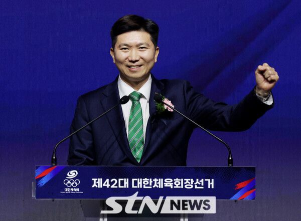 유승민대한체육회장이 제42대 대한체육회장선거에서 소감을 밝히기 앞서 인사하고 있다. 사진┃뉴시스