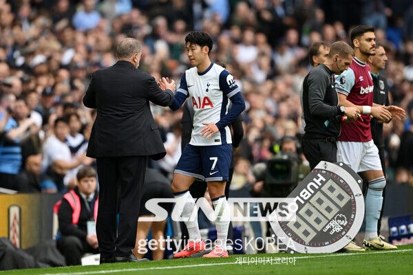 토트넘 홋스퍼의 엔제 포스테코글루 감독과 손흥민. 사진┃게티이미지코리아