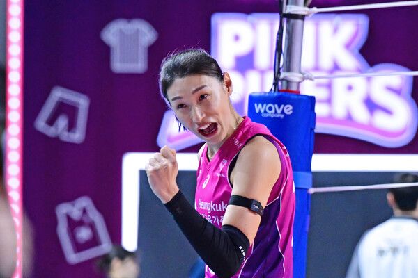 흥국생명의 김연경이 25일 인천 삼산월드체육관에서 치러진 현대건설과의 도드람 2024-2025 V리그 4라운드 경기에서 득점 후 환호하고 있다. 사진┃KOVO