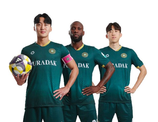 김포FC의 2025시즌 유니폼 모델로 나선 최재후, 루이스, 이인재. 사진┃김포FC