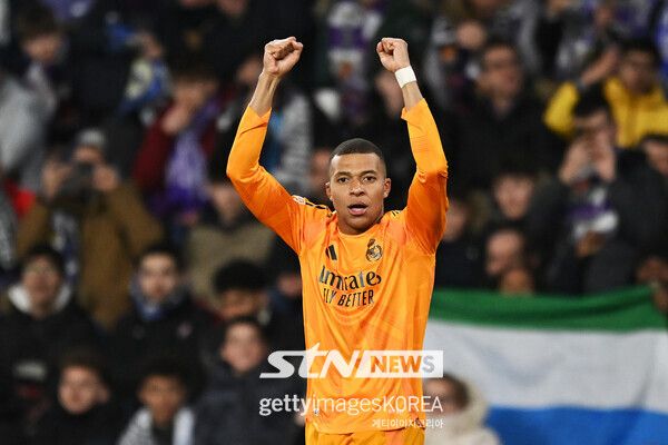 레알 마드리드의 킬리안 음바페는 26일 스페인 바야돌리드에 위치한 에스타디오 호세 소르리야에서 치러진 레알 바야돌리드와의 2024/25시즌 스페인 프리메라리가 21라운드 경기에서 득점 후 기뻐하고 있다. 사진┃게티이미지코리아