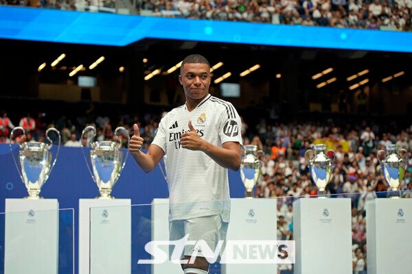 입단식을 가지고 레알 마드리드에 입단한 킬리앙 음바페. 사진┃뉴시스/AP