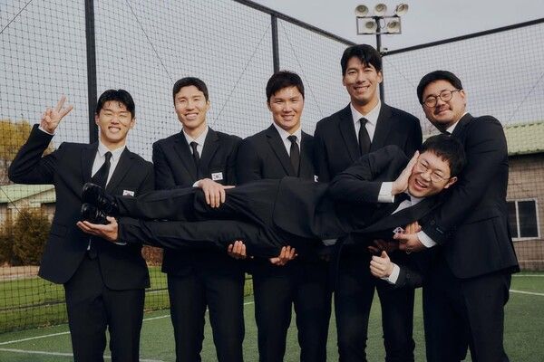 킹스 월드컵 네이션스에 참가하는 김현성(왼쪽 두 번째)이 동료들과 기념 촬영 중이다. 사진┃슛 포 러브