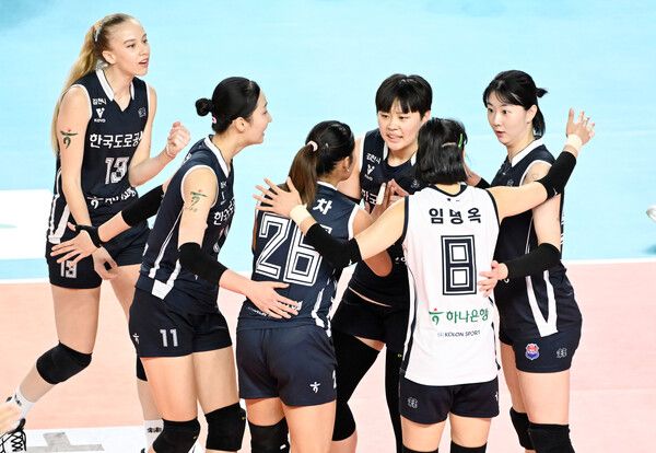 기뻐하는 도로공사 선수들. 사진┃KOVO