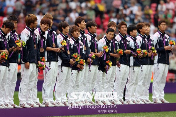 대한민국 U-23 대표팀의 김현성(오른쪽 두 번째)이 2012 런던 올림픽 동메달 획득 후 시상식을 진행 중이다. 사진┃게티이미지코리아