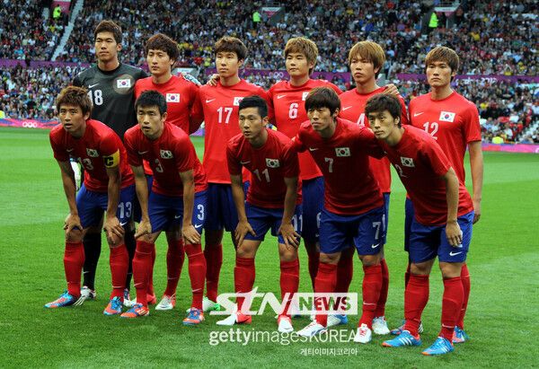 대한민국 U-23 대표팀의 김현성(맨 위 왼쪽에서 세 번째)이 브라질과의 2012 런던 올림픽 4강전을 앞두고 기념 촬영 중이다. 사진┃게티이미지코리아
