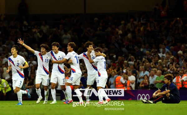 대한민국 U-23 대표팀의 김현성(왼쪽에서 세 번째)이 일본과의 2012 런던 올림픽 동메달 결정전에서 승리 확정 후 기뻐하고 있다. 사진┃게티이미지코리아