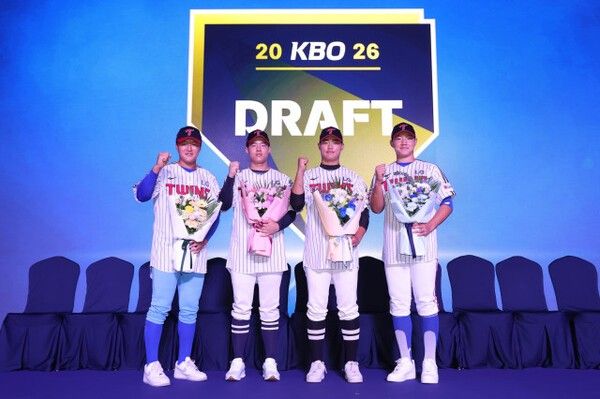 1일 경기 시구 행사에 참여할 2026 LG 트윈스 신인들. /사진=LG트윈스
