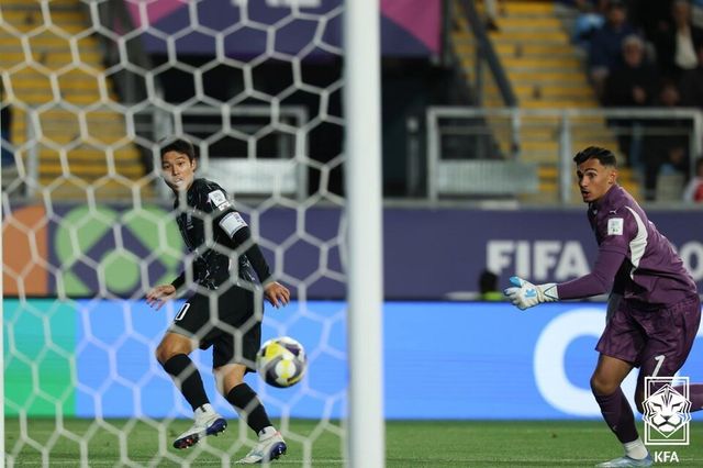 김태원(왼쪽)이 10일 칠레 랑콰과에 위치한 에스타디오 엘 테니엔테에서 열린 2025 국제축구연맹(FIFA) 20세 이하(U-20) 월드컵 16강 모로코전에서 슈팅을 하고 있다. /사진=KFA