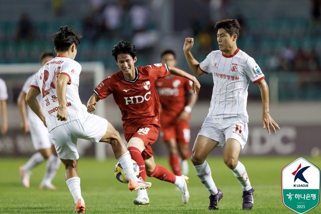 지난 7월에 열린 하나은행 K리그2 2025 22라운드에서 맞붙은 부산아이파크(빨강 유니폼)와 부천FC의 모습. /사진=한국프로축구연맹