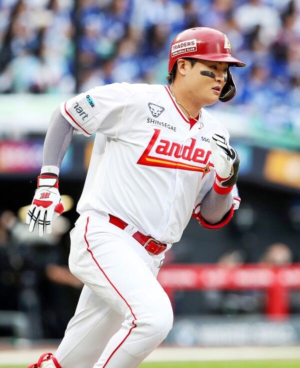 고명준이 지난 9일 인천 SSG랜더스필드에서 열린 2025 신한 SOL뱅크 KBO리그 포스트시즌 준플레이오프 1차전에서 팀이 0-5로 지고 있던 7회말 삼성 김태훈을 상대로 2점 홈런을 쏘아 올렸다. /사진=SSG 랜더스&nbsp;