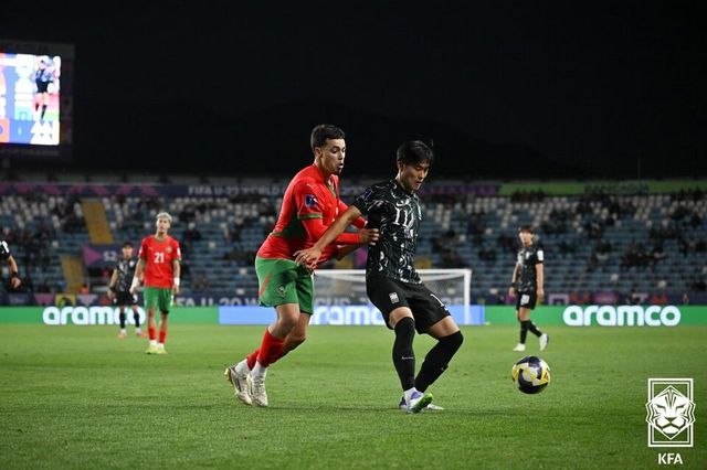 김명준(오른쪽)이 10일 칠레 랑콰과에 위치한 에스타디오 엘 테니엔테에서 열린 2025 국제축구연맹(FIFA) 20세 이하(U-20) 월드컵 16강 모로코전에서 상대와 경합하고 있다. /사진=KFA