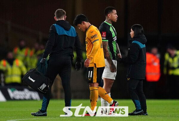 울버햄튼 원더러스 공격수 황희찬(노란색 유니폼). 사진=뉴시스(AP)