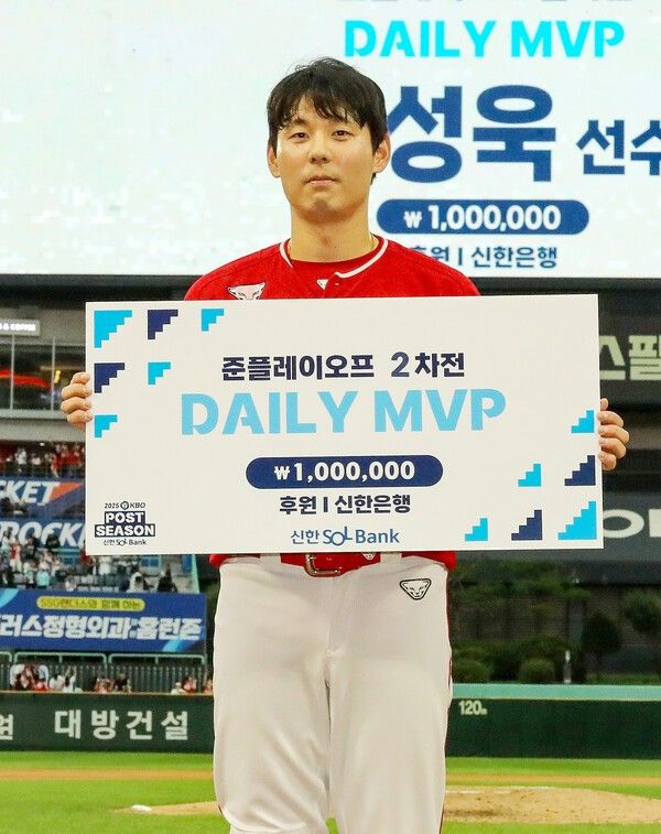 11일 SSG랜더스필드에서 치러진 삼성 라이온즈와의 2025 신한 SOL뱅크 KBO 포스트시즌 준플레이오프 2차전에서 결승 솔로 혼런포를 선보인 김성욱이 MVP 기념 촬영 중이다. /사진=SSG 랜더스
