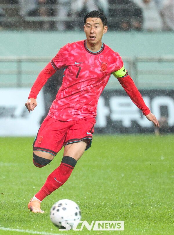 10일 서울월드컵경기장에서 열린 남자 축구 국가대표 10월 A매치 친선전 대한민국과 브라질의 경기, 손흥민이 공을 향하고 있다. /사진=뉴시스