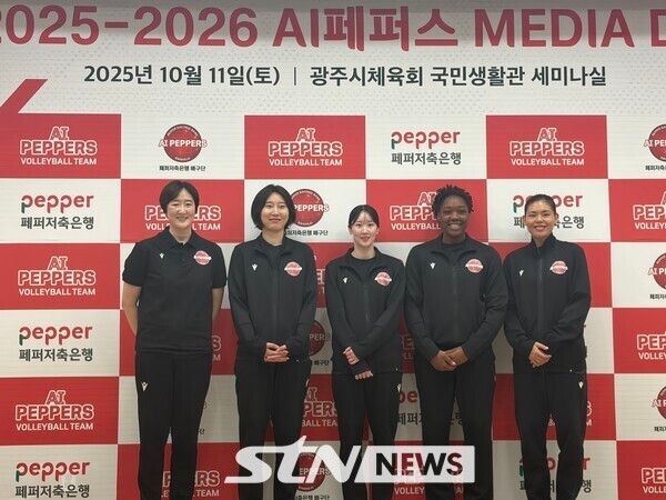 11일 열린 2025-2026시즌 미디어 데이에서 페퍼저축은행 장소연 감독(맨 왼쪽)이 기념 촬영 중이다. /사진=STN뉴스