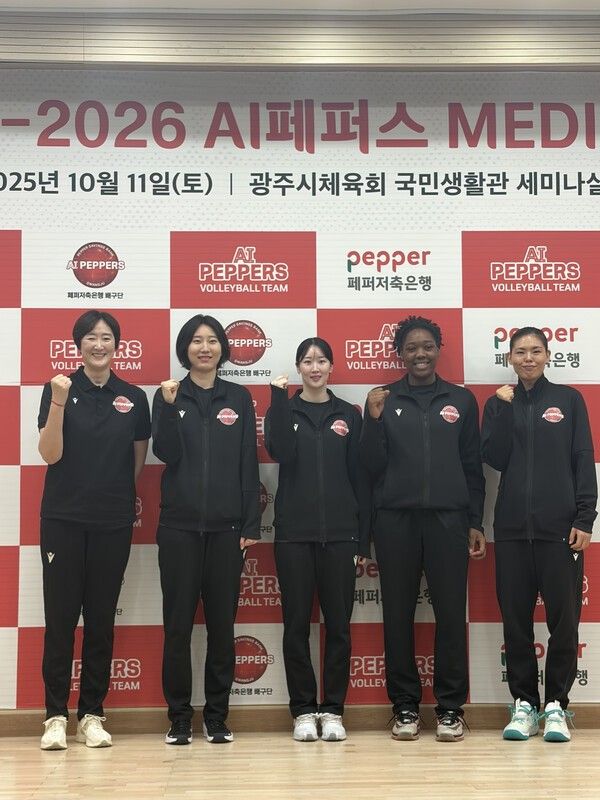 11일 열린 2025-2026시즌 미디어 데이에서 페퍼저축은행의 고예림(가운데)가 각오를 다지면서 기념 촬영 중이다. /사진=STN뉴스
