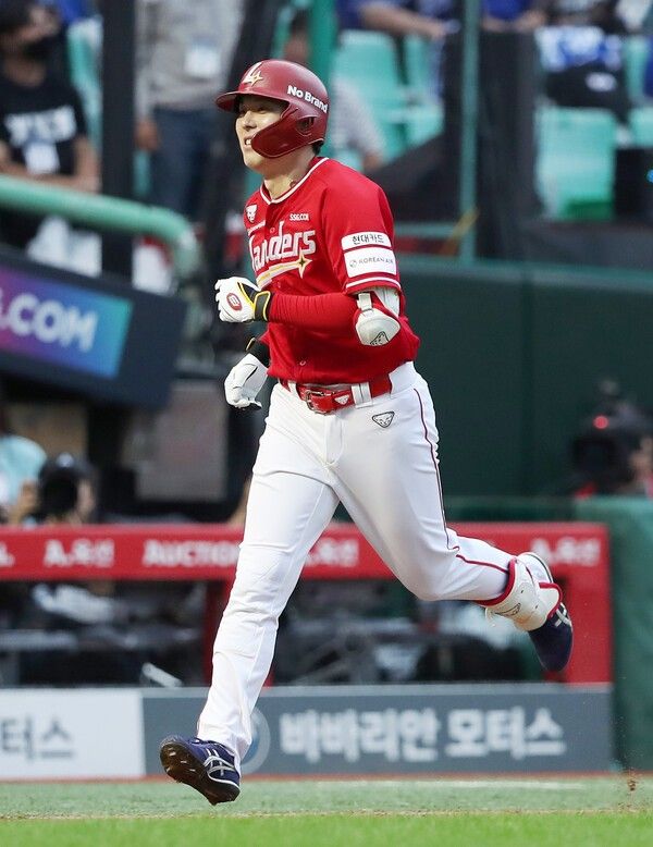 SSG 랜더스 외야수 김성욱이 11일 인천 SSG랜더스필드에서 벌어진 2025 신한 쏠뱅크 한국야구위원회(KBO) 포스트시즌(PS) 준플레이오프(준PO·5전3선승제) 2차전 삼성 라이온즈와의 경기에서 9회말 끝내기 홈런을 친 뒤 베이스를 돌고 있다. /사진=SSG 랜더스