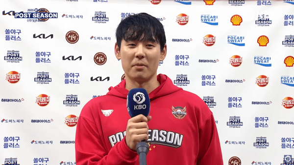 SSG 랜더스 외야수 김성욱이 11일 인천 SSG랜더스필드에서 벌어진 2025 신한 SOL뱅크 한국야구위원회(KBO) 포스트시즌(PS) 준플레이오프(준PO·5전3선승제) 2차전 삼성 라이온즈와의 경기에서 9회말 끝내기 홈런을 친 뒤 임한 인터뷰에서 울컥했으나 눈물을 참고 있다. /사진=SSG 랜더스