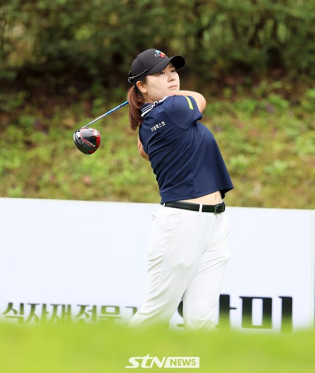 12일 경기도 용인 88컨트리클럽(파72)에서 열린 KLPGA 투어 K-푸드 놀부·화미 마스터즈 초대 챔피언에 등극한 홍정민이 드라이브 샷을 날리고 있다. /사진=손진현 기자