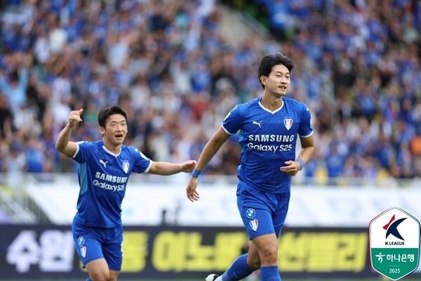 12일 수원월드컵경기장에서 열린 천안시티와 하나은행 K리그2 2025 34라운드 수원삼성 김현이 골을 넣고 기뻐하고 있다. /사진=한국프로축구연맹