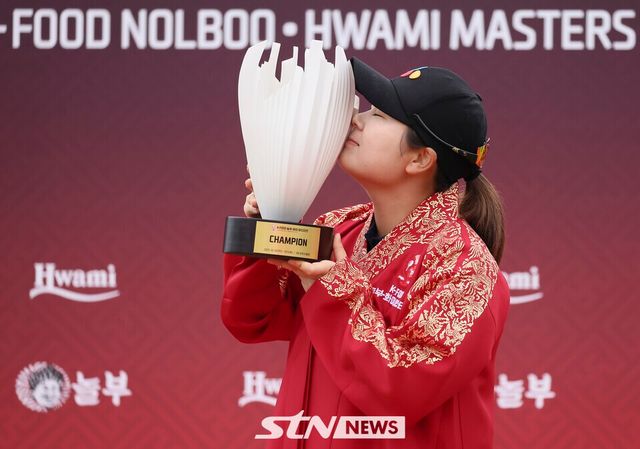 12일 경기도 용인 88컨트리클럽(파72)에서 열린 KLPGA 투어 K-푸드 놀부·화미 마스터즈 정상에 오른 홍정민이 기념 촬영 포즈를 취하고 있다. /사진=손진현 기자