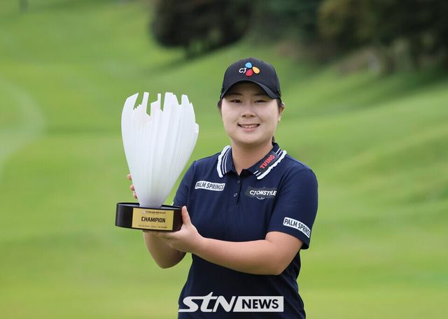 12일 경기도 용인 88컨트리클럽(파72)에서 열린 KLPGA 투어 K-푸드 놀부·화미 마스터즈 초대 챔피언에 등극한 홍정민이 우승 트로피를 들고 기념 촬영 포즈를 취하고 있다. /사진=손진현 기자