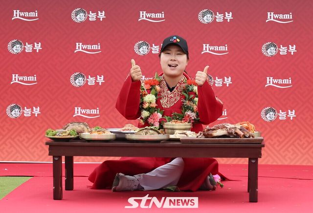 12일 경기도 용인 88컨트리클럽(파72)에서 열린 KLPGA 투어 K-푸드 놀부·화미 마스터즈 정상에 오른 홍정민이 기념 촬영 포즈를 취하고 있다. /사진=손진현 기자