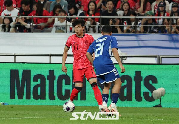 10일 서울 마포구 서울월드컵경기장에서 열린 2026 국제축구연맹(FIFA) 북중미월드컵 아시아 3차 예선 한국과 쿠웨이트의 경기, 한국 배준호가 돌파를 하고 있다. 사진┃뉴시스