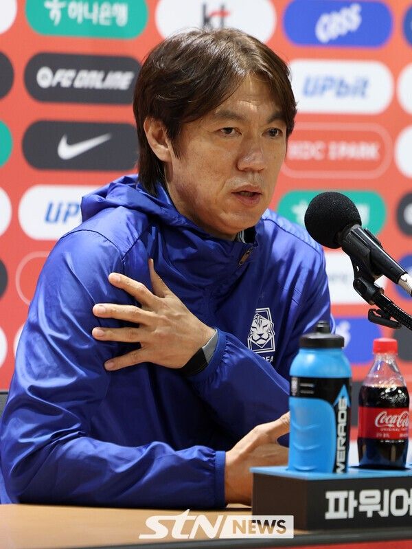 파라과이와 평가전을 앞둔 대한민국 축구대표팀 홍명보 감독이 13일 경기 고양시 고양종합운동장에서 기자회견을 하고 있다. /사진=뉴시스