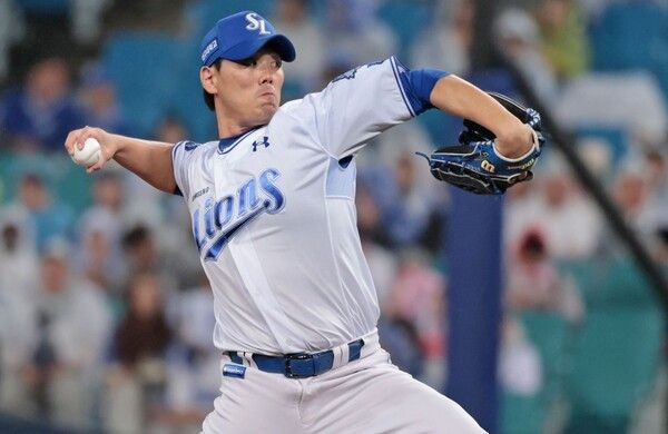 삼성 라이온즈 마무리 투수 김재윤이 3일 대구 삼성라이온즈파크에서 열린 2025 신한 SOL뱅크 KBO 포스트시즌 준플레이오프(준PO·5전 3승제) 3차전 SSG 랜더스와의 경기에서 역투를 펼치고 있다./사진=삼성 라이온즈