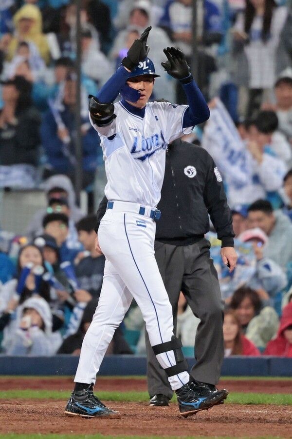 삼성 라이온즈 외야수 구자욱이 3일 대구 삼성라이온즈파크에서 열린 2025 신한 SOL뱅크 KBO 포스트시즌 준플레이오프(준PO·5전 3승제) 3차전 SSG 랜더스와의 경기에서 3회말 적시타를 때려낸 뒤 환호하고 있다. /사진=삼성 라이온즈