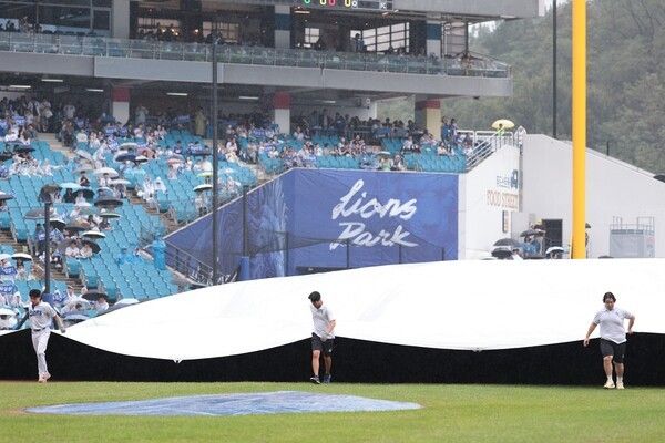 7일 빗줄기가 굵어지면서 NC 다이노스와 삼성 라이온즈의 2025 신한 쏠뱅크 KBO리그 와일드카드 결정 2차전이 치러지는 대구 삼성라이온즈파크의 마운드를 방수포로 덮고 있다. /사진=삼성 라이온즈
